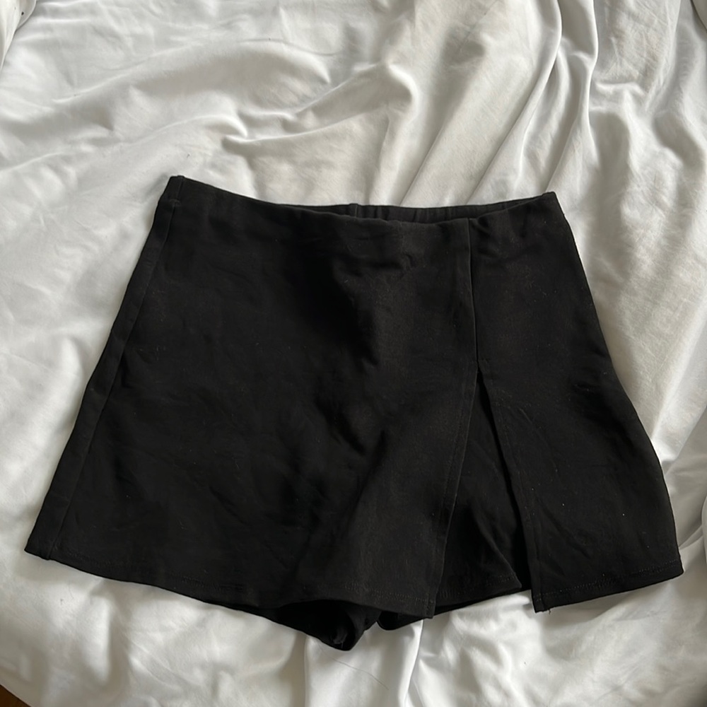 Black skort. Size small. Greta for a night out.